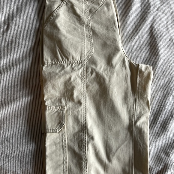 NEVER WORN TAGS ON Abercrombie Relaxed Cargo Pants, Color Khaki, size US 28 or 6 - Picture 5 of 5